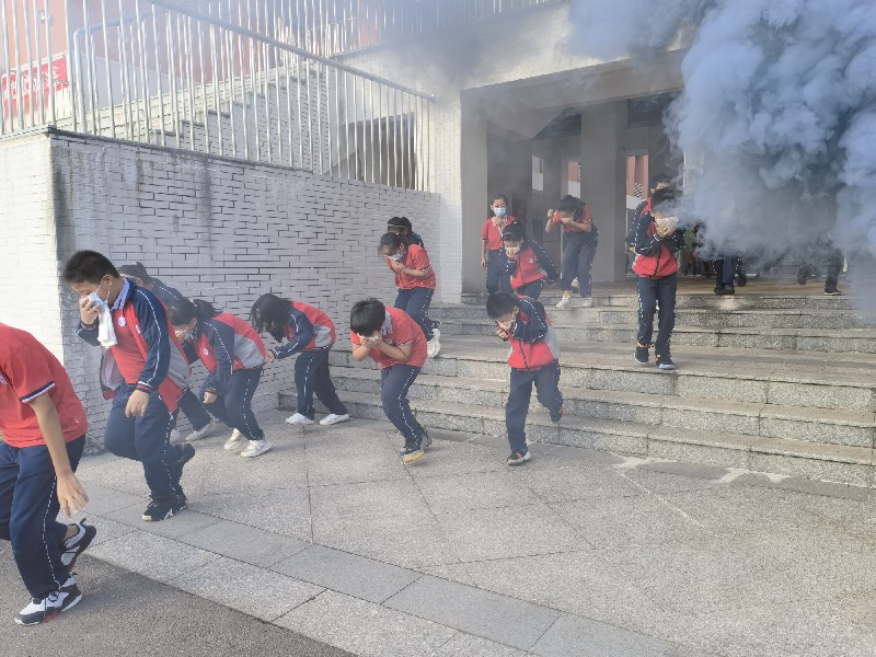 紫茶小学开展119消防演练2_副本.jpg